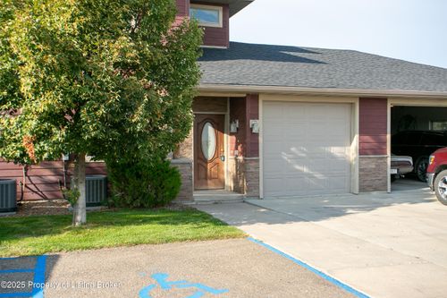 3506 33rd Ave W, Williston, ND, 58801-6945 | Card Image