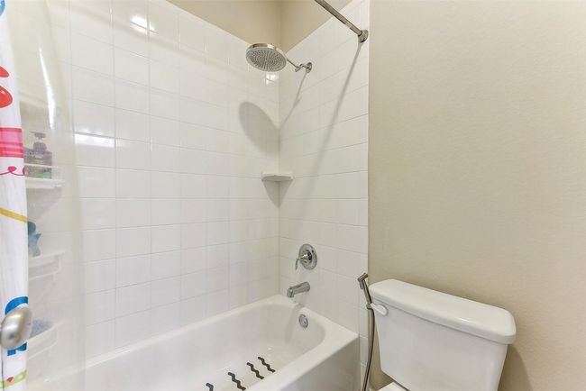 Full guest bathroom shared by 2 guest bedrooms | Image 25