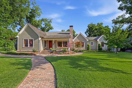 426 E Texas St, Grapevine, TX, 76051-5407 | Card Image