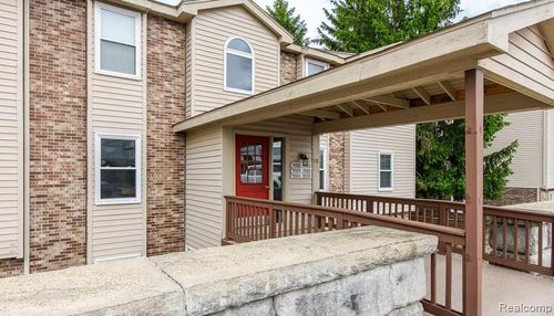 49-5060 Harbor Oak Dr, Waterford, MI, 48329-1773 | Card Image