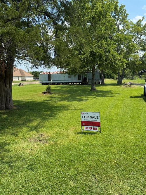 1003 Battlebell Rd, Highlands, TX, 77562-4056 | Card Image