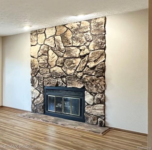 33-470 Woodstone Rd, Waterford, MI, 48327-1771 | Card Image