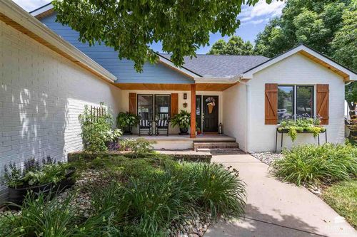 113 Oak Hill Cir, Wamego, KS, 66547-9008 | Card Image
