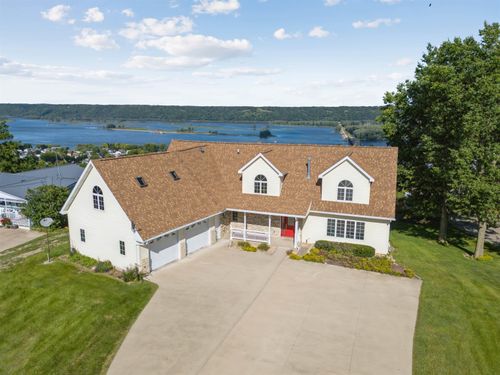 1023 Acre St, Guttenberg, IA, 52052-9572 | Card Image