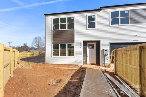 901 N Hoskins Rd, Charlotte, NC, 28216-3432 | Card Image