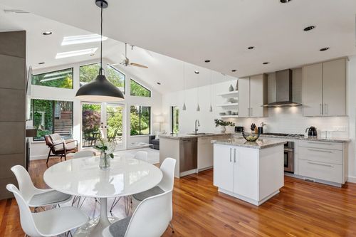 186 Kings Rd W, North Vancouver, BC, V7N2L8 | Card Image