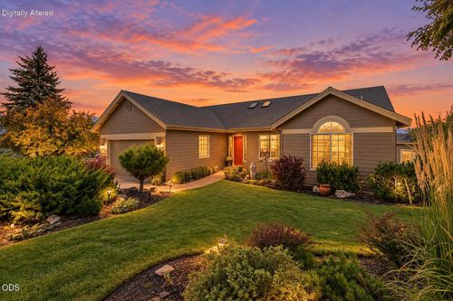 954 Yosemite Falls Dr, Redmond, OR, 97756-7394 | Card Image