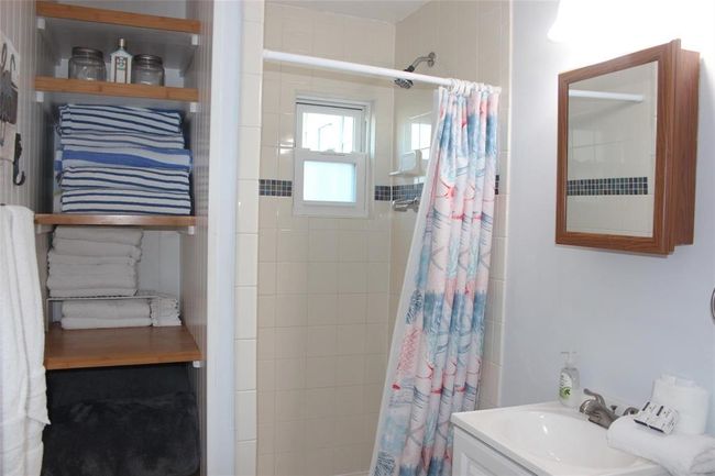 Hall bath2 | Image 16