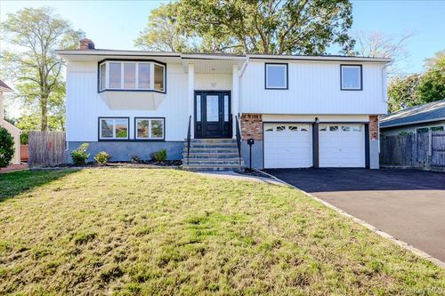 12 Deans Ln, Bayville, NY, 11709-1305 | Card Image