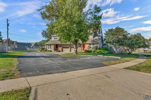 5606 Sw Foxcroft Cir S, Topeka, KS, 66614-4052 | Card Image