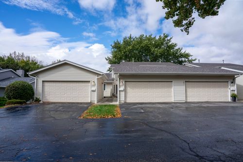 3076 Parkwild Dr, Bettendorf, IA, 52722-2245 | Card Image