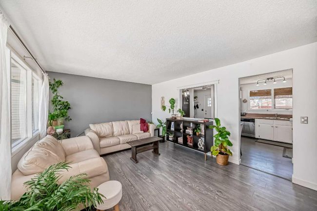 195 Pinecliff Way Ne, Home with 3 bedrooms, 2 bathrooms and 4 parking in Calgary AB | Image 6