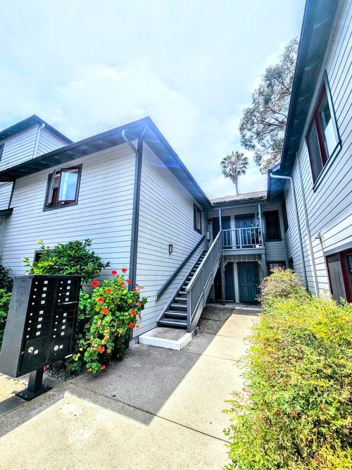 apt-10-521 W Montecito St, Santa Barbara, CA, 93101-4466 | Card Image