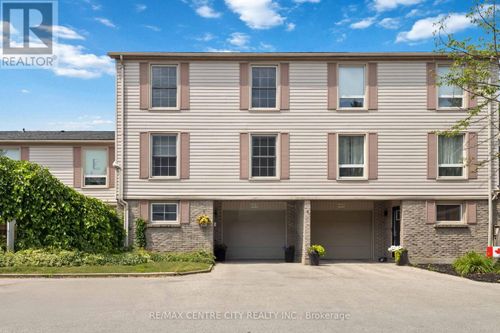 423 Everglade Cres, London, ON, N6H4M8 | Card Image