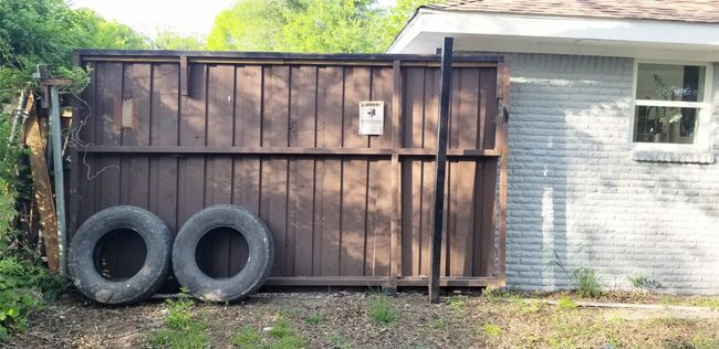 Gate entrance to drive into backyard - backyard view | Image 31