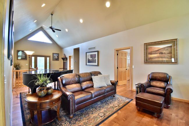 Well lit gathering space | Image 8