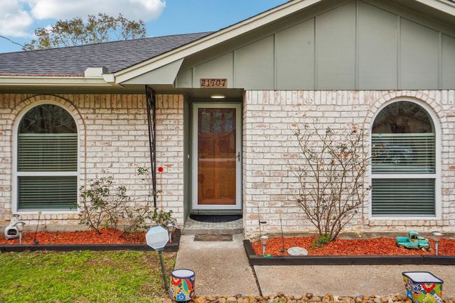 Front entrance into the home. | Image 8