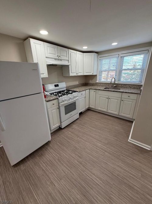 8 Cedar St, South Bound Brook, NJ, 08880-1354 | Card Image