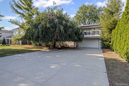 2372 Pine Lake Rd, West Bloomfield, MI, 48324-1931 | Card Image