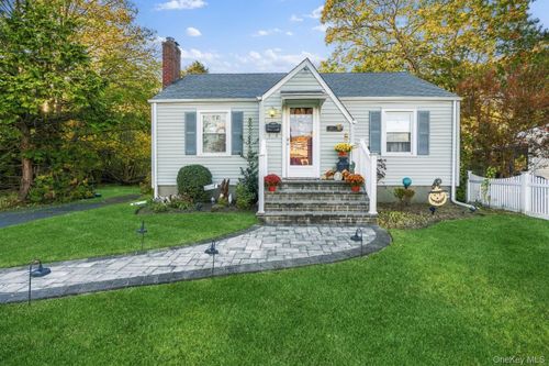 82 Pardee Ave, Islip, NY, 11751-3408 | Card Image
