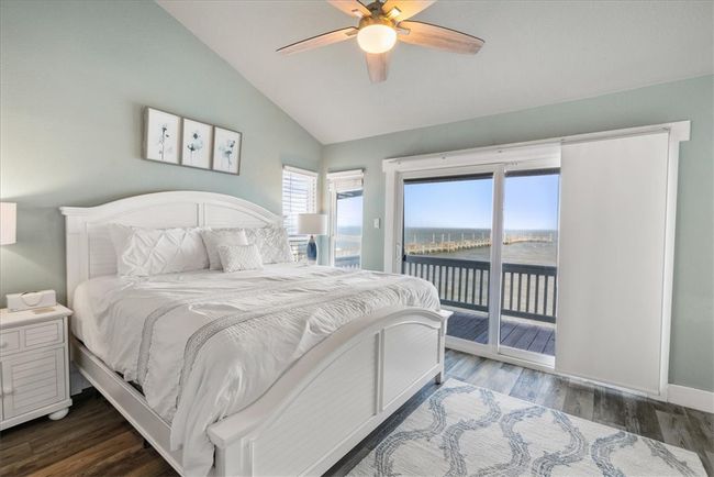Upstairs bedroom with deck | Image 15