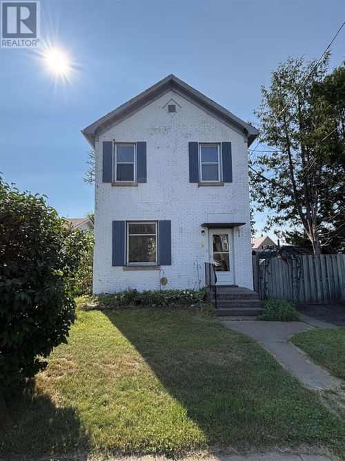 9 Ruttan St, Home with 3 bedrooms, 2 bathrooms and null parking in Thunder Bay ON | Card Image