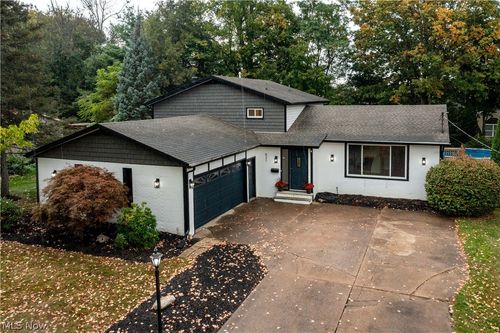 621 Van Oaks Dr, Amherst, OH, 44001-2042 | Card Image