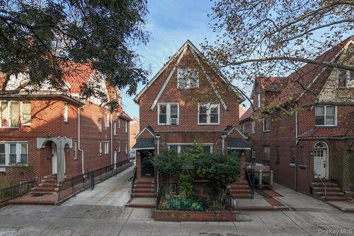 33 83rd St, Jackson Heights, NY, 11372-1454 | Card Image