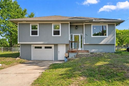 1900 Parkwood Dr, Harrisonville, MO, 64701-3542 | Card Image