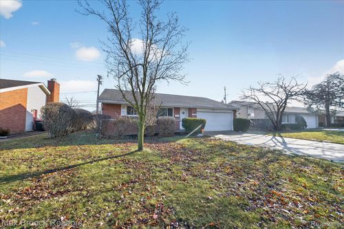 27900 Larkmoor St, Southfield, MI, 48076-4944 | Card Image