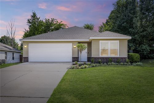 819 Tunbridge Dr, Bentonville, AR, 72712-3568 | Card Image