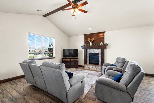 833 Glenwood Dr, Moore, OK, 73160-6713 | Card Image