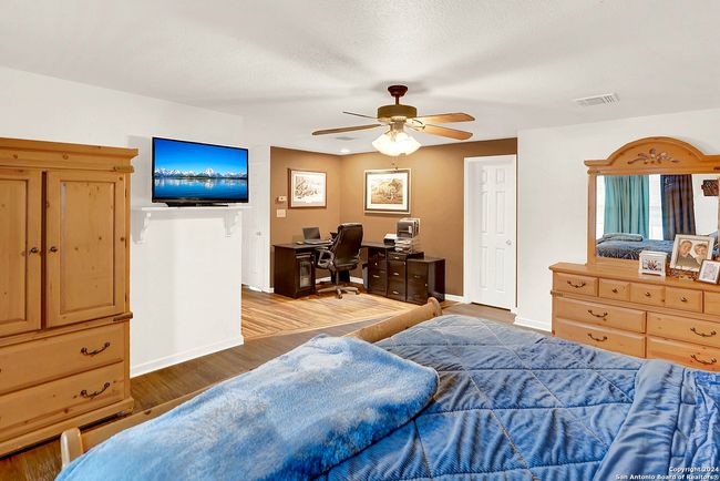 404 Schneider St, House other with 3 bedrooms, 2 bathrooms and null parking in Poth TX | Image 13