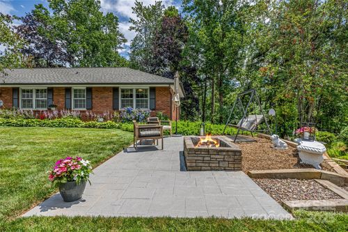 11 Blueberry Hill Rd, Asheville, NC, 28804-1106 | Card Image