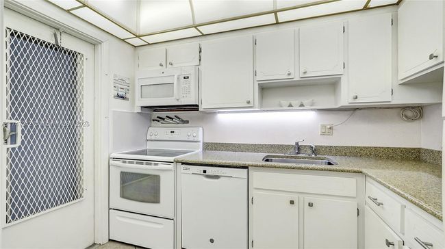 APT-103 - 1101 Hillcrest Ct, Condo with 2 bedrooms, 2 bathrooms and null parking in Hollywood FL | Image 5