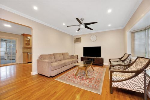 75 Cornwell Ave, Williston Park, NY, 11596-1533 | Card Image