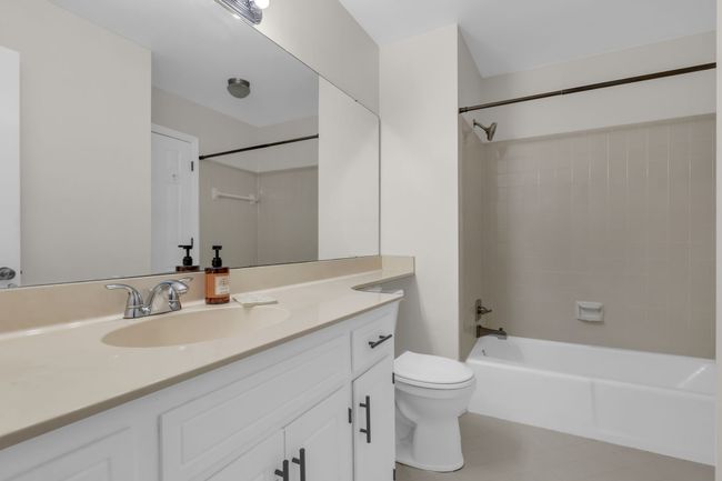 Full bath shared by the two bedrooms upstairs. | Image 15