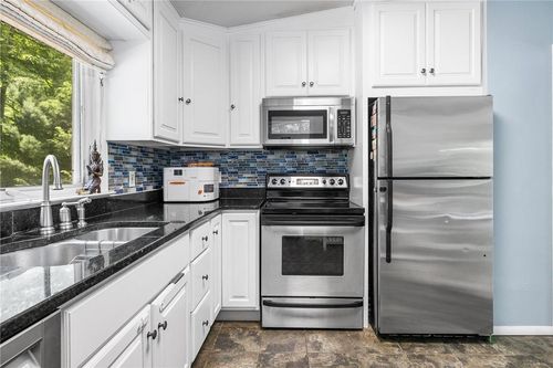 60 Lakeside Rd, Bedford Corners, NY, 10549-4204 | Card Image