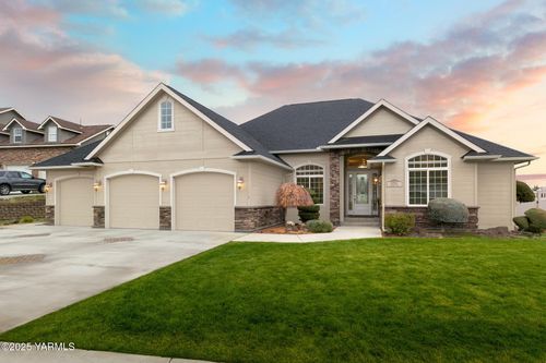 8701 Meadow Ln, Yakima, WA, 98908-9318 | Card Image