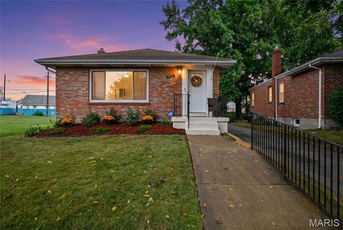 7912 Pembroke Dr, Affton, MO, 63123-1550 | Card Image