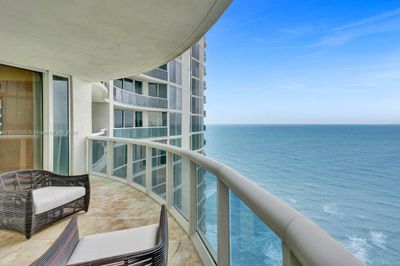 3305 - 17201 Collins Ave, Condo with 3 bedrooms, 3 bathrooms and null parking in Sunny Isles Beach FL | Image 3