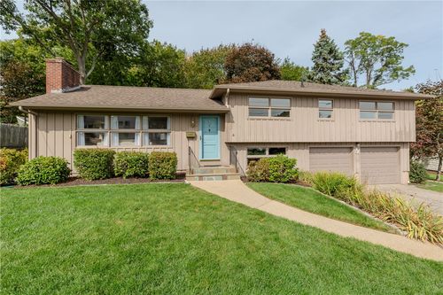 22 Whitewood Dr, Cranston, RI, 02920-5919 | Card Image