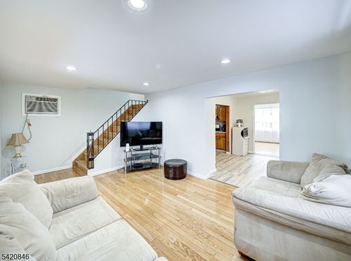 32 Montgomery St, Bloomfield, NJ, 07003-6006 | Card Image