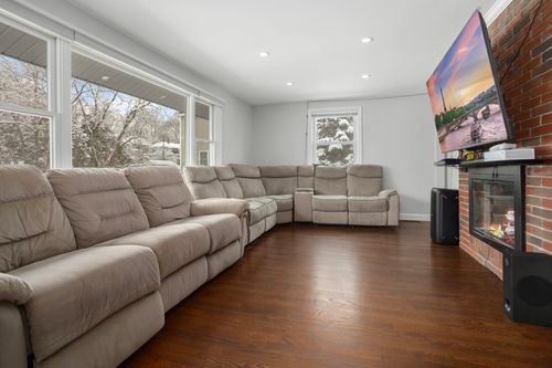 51 Spring St, Stoneham, MA, 02180 | Card Image