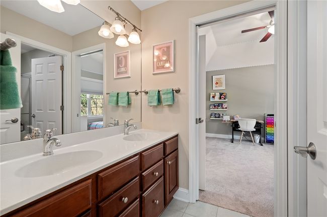 Jack and Jill Bathroom | Image 19