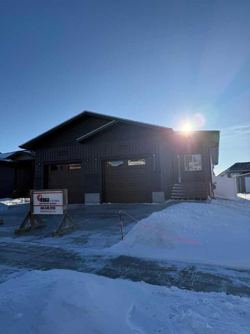 39 Ellington Cres, Red Deer, AB, T4P3H1 | Card Image