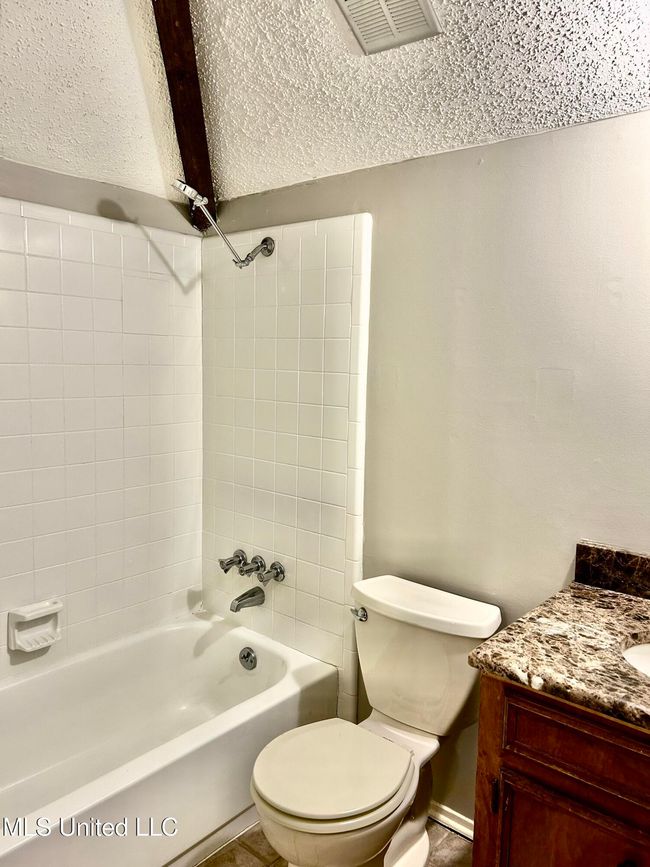 Upstairs Bath | Image 29