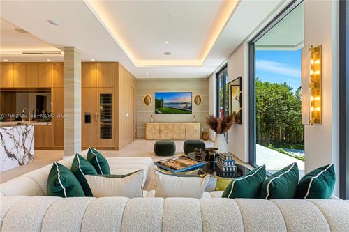 2499 N Meridian Ave, Miami Beach, FL, 33140-3402 | Card Image