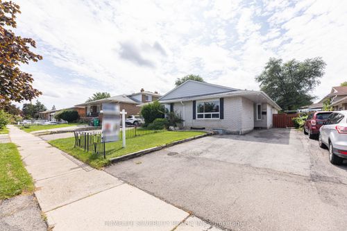 7258 Reindeer Dr, Mississauga, ON, L4T2M7 | Card Image