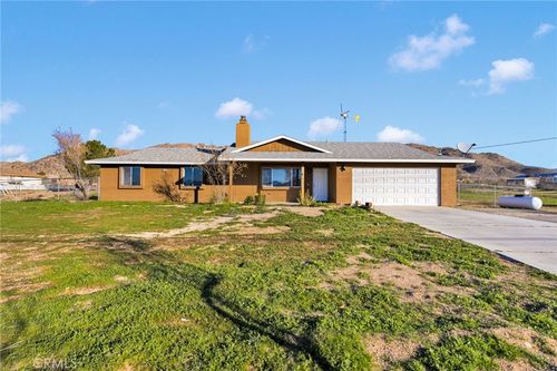 24726 Cahuilla Rd, Apple Valley, CA, 92307-2065 | Card Image